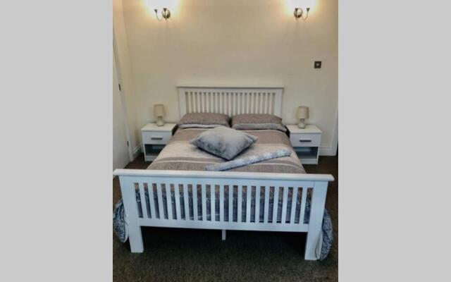 Luxury 2 Beds Apartment By The Sea