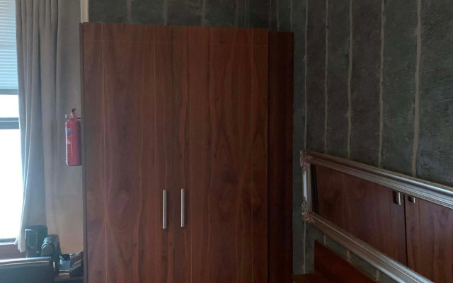 Upstairs Studio - Private kitchenette and Small en-suite