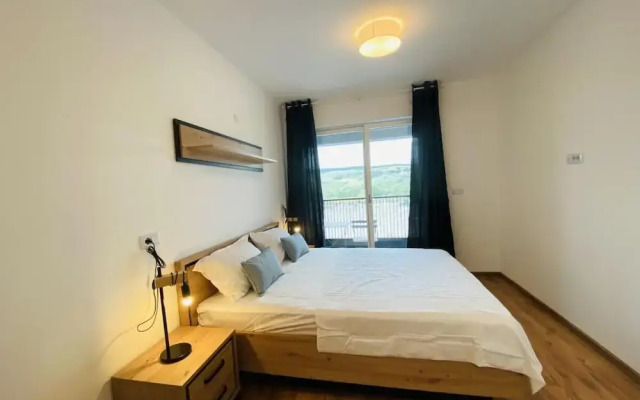 Deluxe Apartment with Balcony & Parking