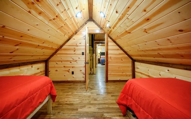 Sugar Daddy Cabin for 13!