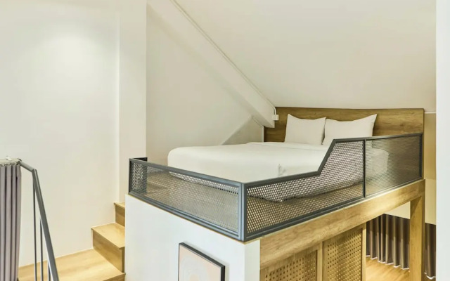 Kin Wander Tan Phong, The Moonage