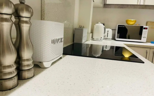 Stylish Salt Hill 2 Bed 1 Bath Apartment