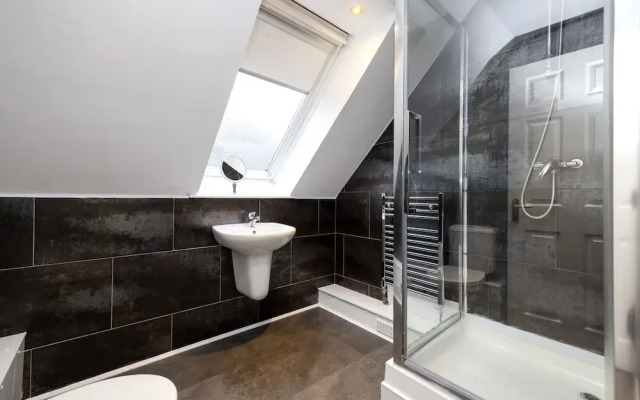 JOIVY Inviting Flat Near Edinburgh Castle W/ Parking