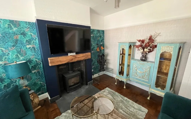 Cardiff - Sleeps 7 - Parking - Jacuzzi - Garden