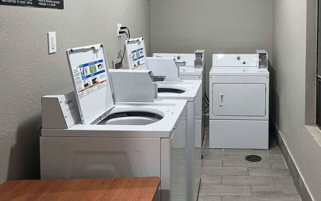 Econo Lodge Inn & Suites