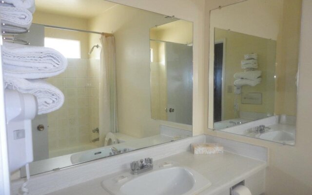 Airport Inn Lakeside