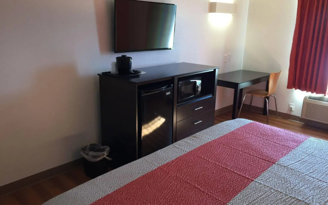 Motel 6 Peoria, IL