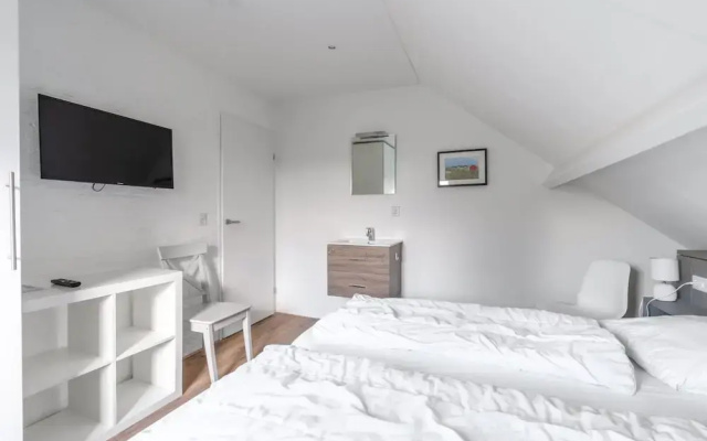 Modernly Furnished Holiday Home for 6 People
