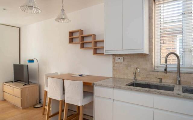 Light & airy studio, 2 mins from Queen's Park tube