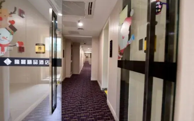 Longchen Holiday Hotel (Shanghai Loushanguan Road Metro Station)