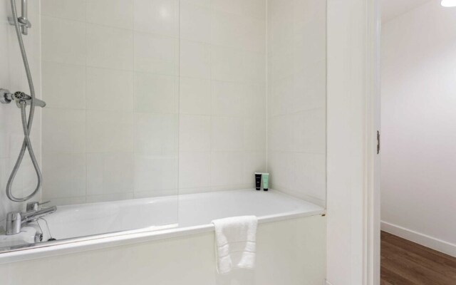 Modern 1 Bedroom Apartment Near Canary Wharf With Balcony