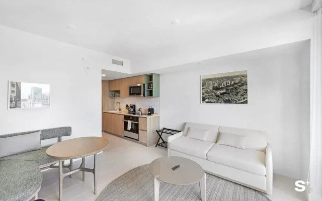 Downtown Haven Sleek 1-BR with Vistas