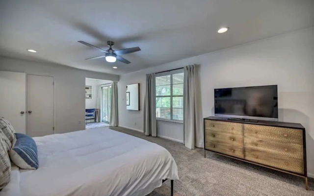 Luxury Lakefront Oasis With Boat Dock-firepit