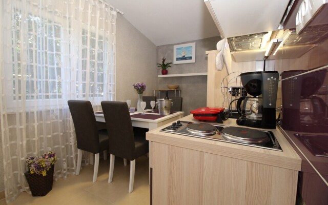 Apartments and rooms Eugenia
