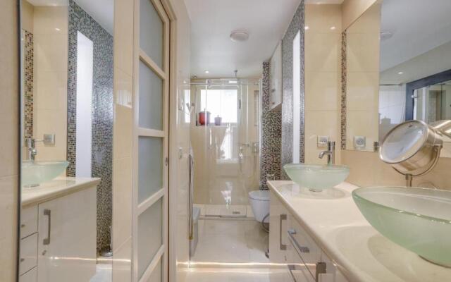 Luxurious Cosy 2 Bdrm Apartment Near Martinez by Olidesi