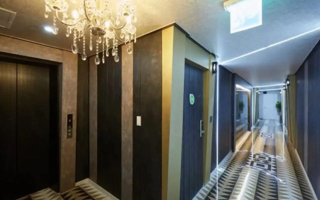 On & Off Hotel