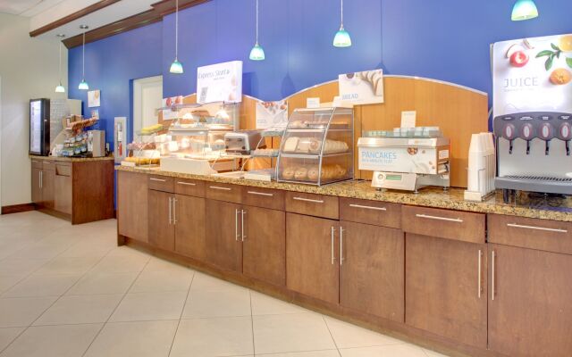 Holiday Inn Express & Suites Kendall by IHG