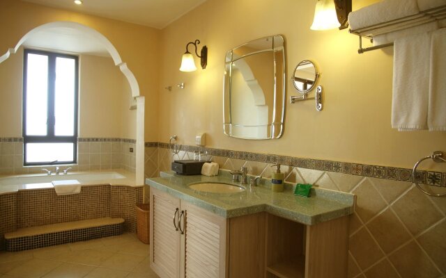 Twin Moon Bay WeHouse Hotel