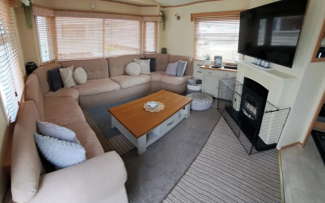 Seaside Caravan - Sleeps 6, Parking & Veranda