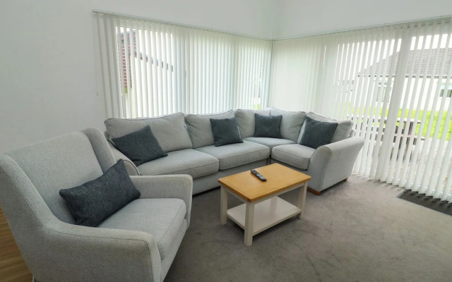 Harcombe House Bungalow 11