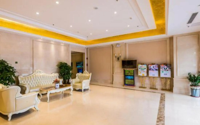 Vienna International Hotel (Zhaoqing Center Lake-view)