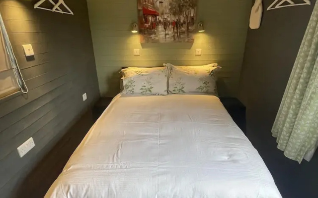 Enchanted Cabin Retreat in Sibford Gower