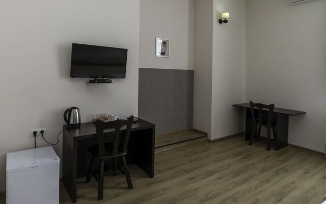 Backstreet Hotel