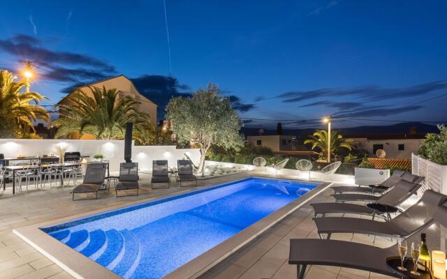 Apartment 5 km From Trogir's Center