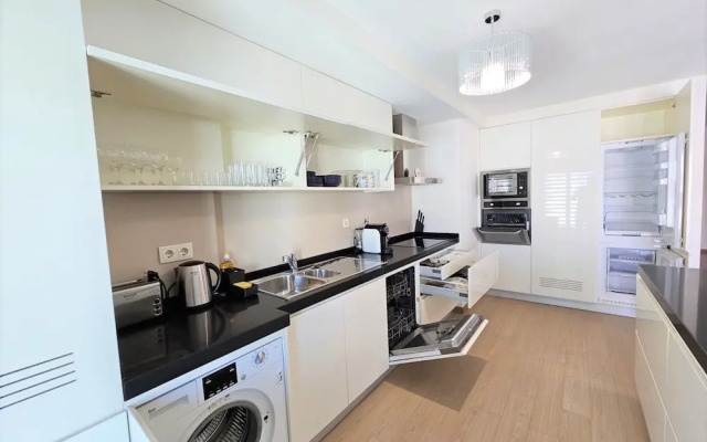 Rocha Prime Center Garage Flat