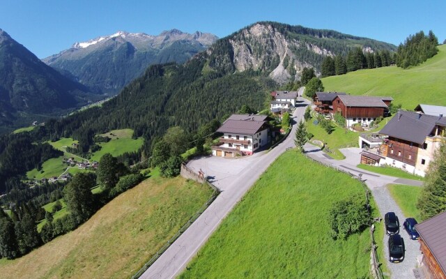 Gorgeous Chalet With Sauna in Königsleiten