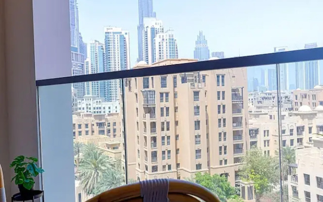 Art-inspired apartment amidst Downtown Dubai