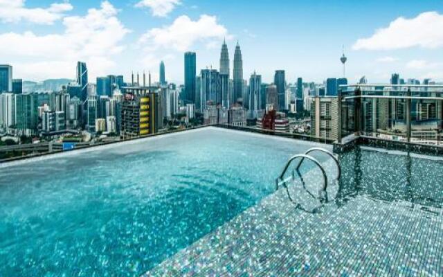OYO 471 Home 1BR Expressionz Suites KLCC View from Infinity Pool
