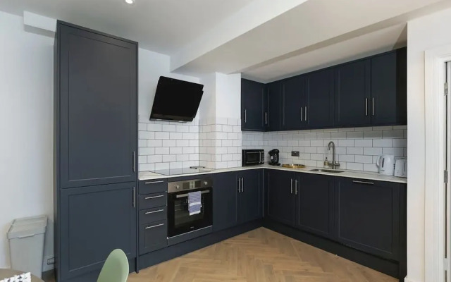 Bright Spacious Condo Free Parking 5min to Beach