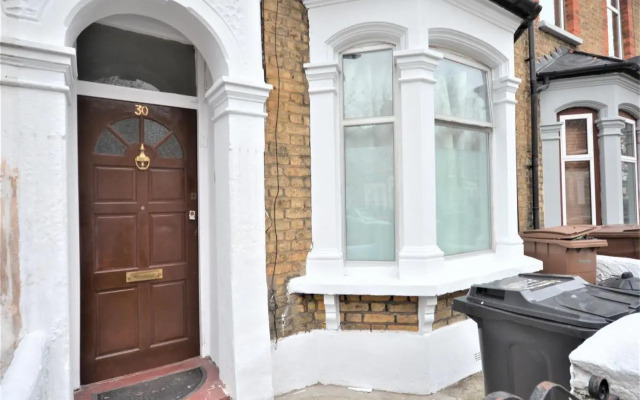 Cheerful 4 bedroom House in greater London