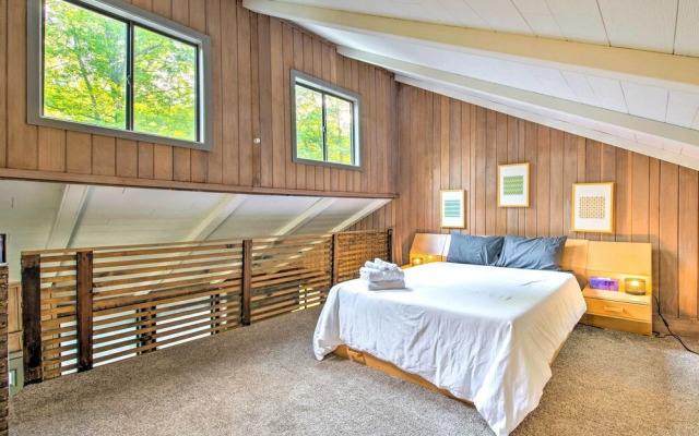 Pet-friendly Pocono Pines Rental w/ Hot Tub!