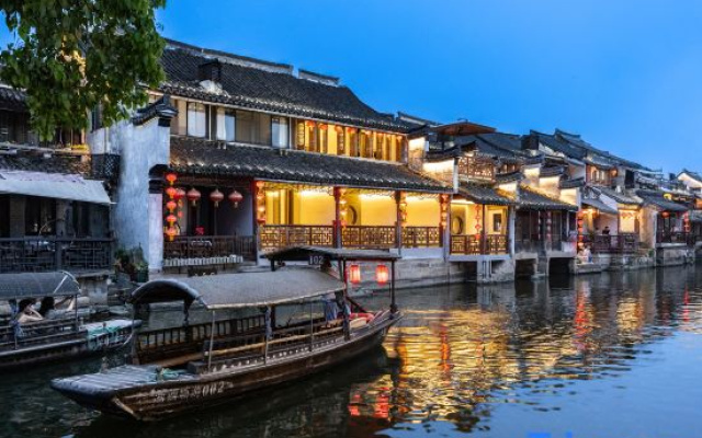 Zhenshui Courtyard · 180° River-View · Designer's Aesthetic | Panoramic Resort Guesthouse (Xitang)