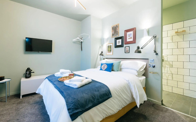 The Warwick by Aura Collection