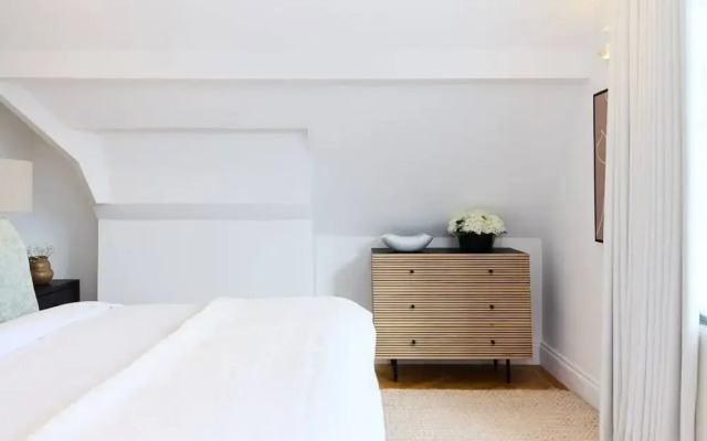 The Charm of Chelsea - Modern 4bdr With Shared Courtyard