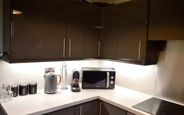 Spacious and Light 3 Bedroom Flat in Scenic Canonmills