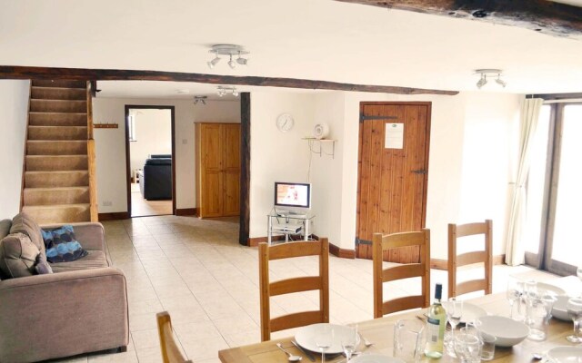 Beautifully converted 400-year-old threshing barn. Pet-friendly.