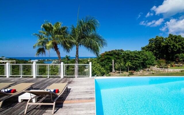 Exclusive Terres Basses Location, Full AC, Salt Water Pool, Wifi, Short Drive to the Beach!