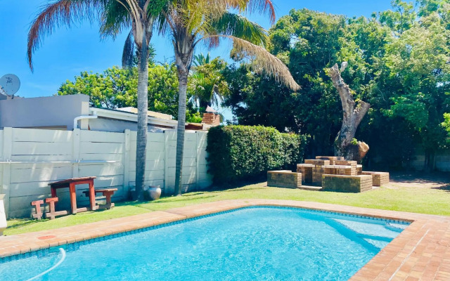 Entire House in Beacon Bay - Golden Location