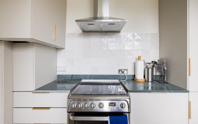 The Queens Park Sanctum - Lovely 2bdr Flat with Balcony