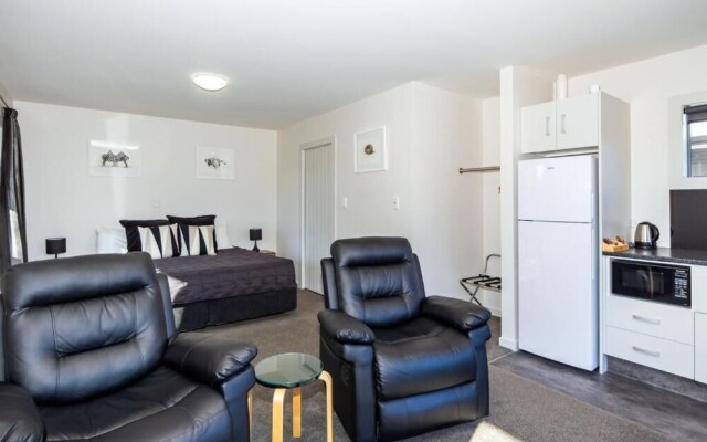 Black on Grey Motel