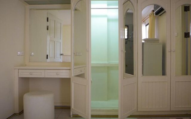 Peace Pool Boutique Hostel