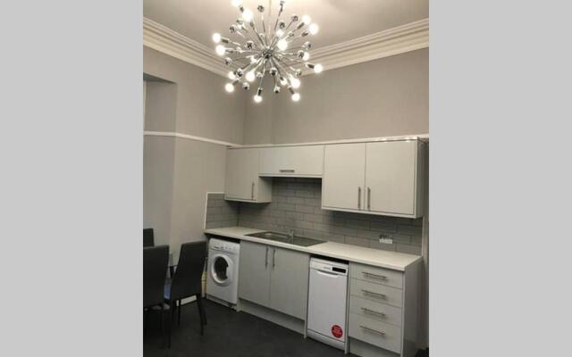 Large 7 bedroom House with Parking near City Centre