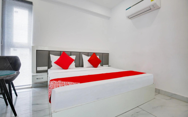 OYO Flagship 80590 Sky White House