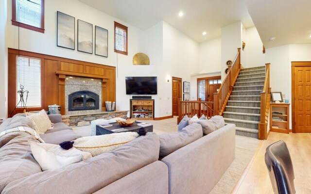 Timbers 6 Updated and Pet-Friendly, Private Jacuzzi, Private Garage by RedAwning