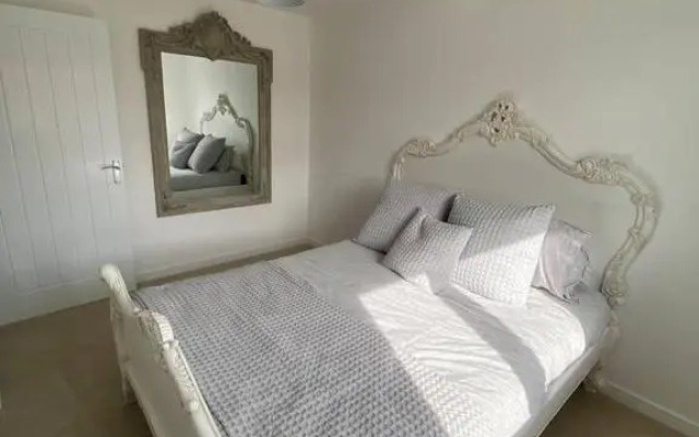 Beautiful 4 Bedroom 3 Beds House in Glasgow