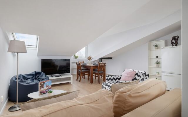 Apartment With 2 Desks by Renters